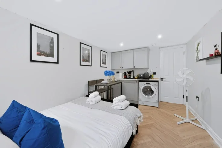 Flat Hambro Road in Greater London
