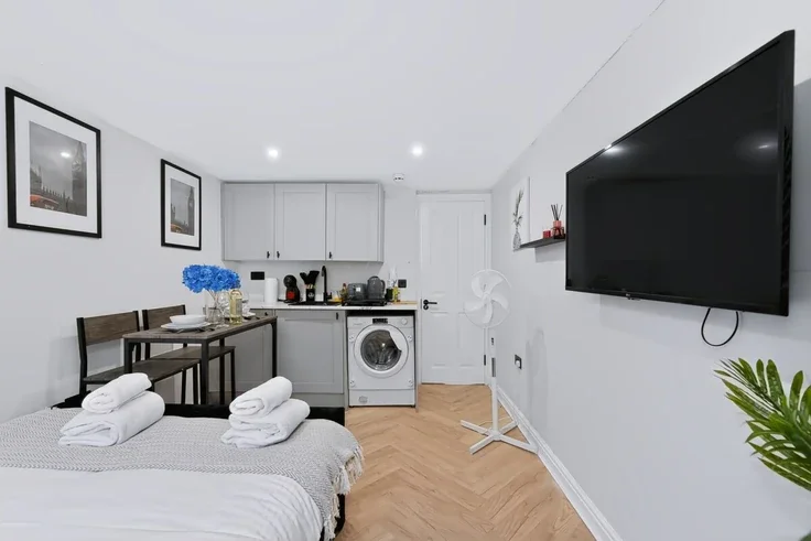 Flat Hambro Road in Greater London