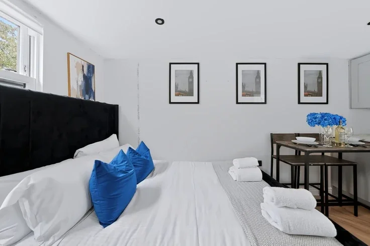 Flat Hambro Road in Greater London