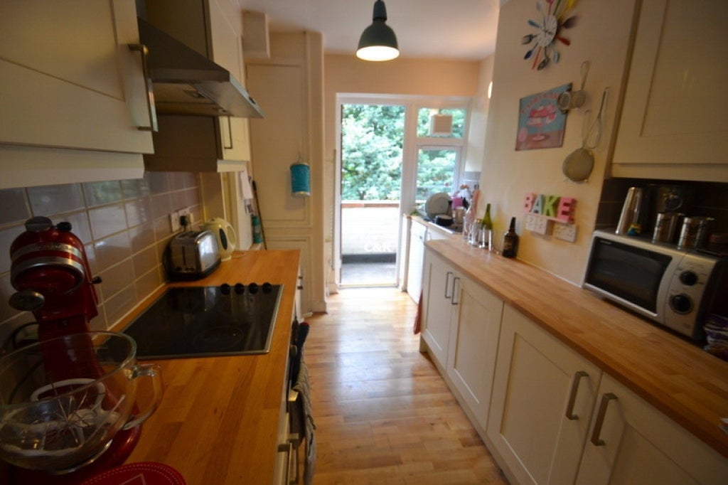 Flat Hunmanby Avenue in Manchester