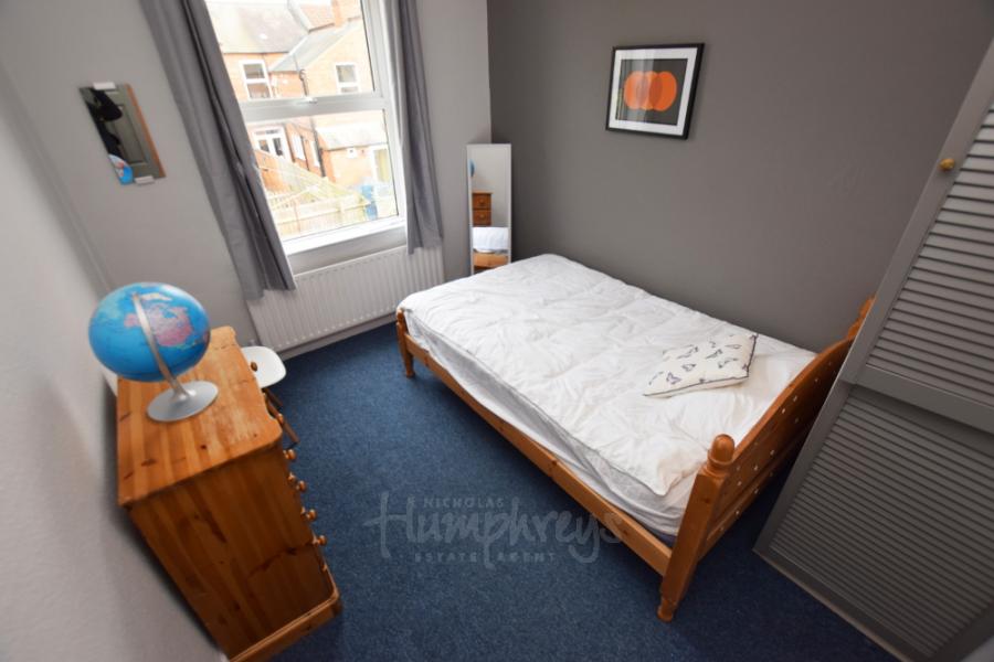 Room Lutterworth Road in Northampton