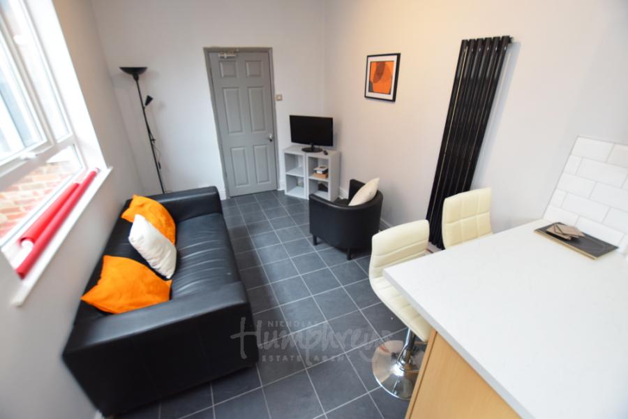 Room Lutterworth Road in Northampton