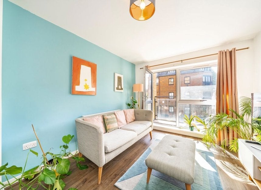 Flat Buckhurst Street in Greater London