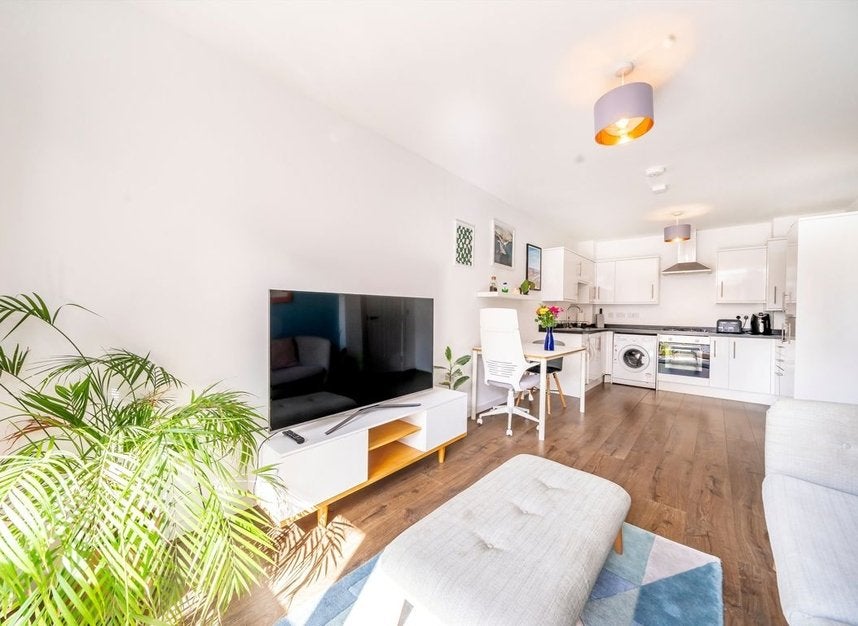 Flat Buckhurst Street in Greater London