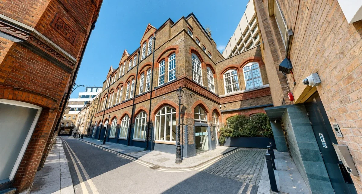 Flat Hanway Place in Greater London