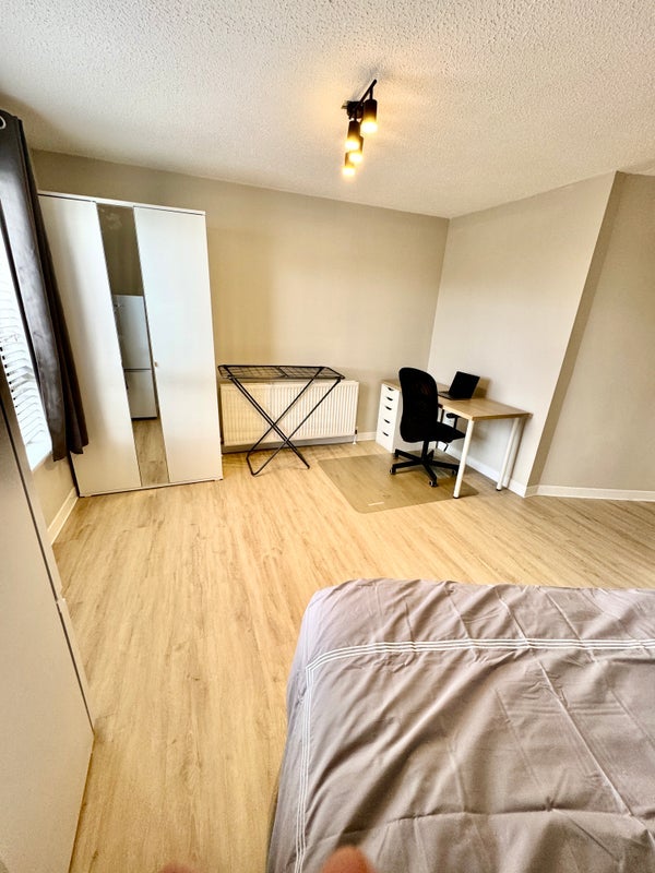 Room Errol Gardens in Glasgow
