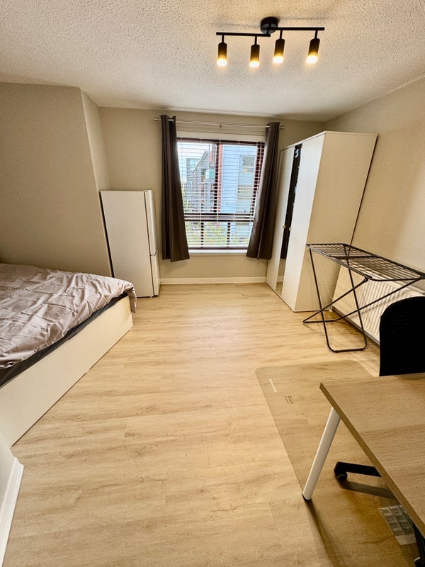 Room Errol Gardens in Glasgow