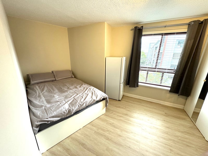 Room Errol Gardens in Glasgow