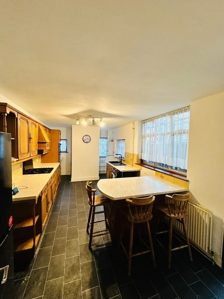 Room Shrewsbury Road in Greater London