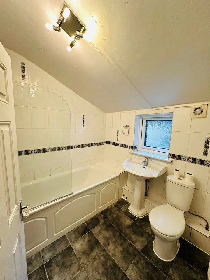 Room Shrewsbury Road in Greater London