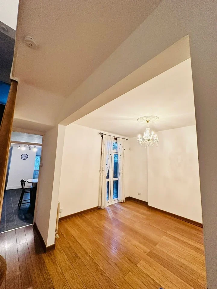 Room Shrewsbury Road in Greater London