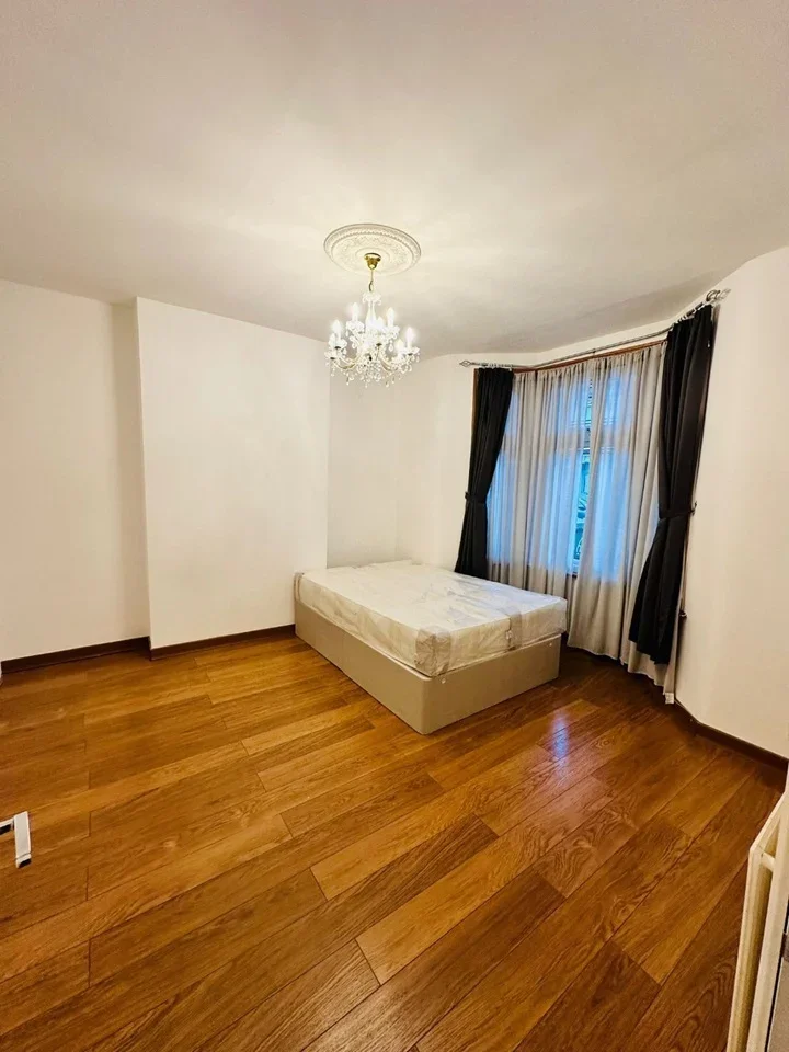 Room Shrewsbury Road in Greater London