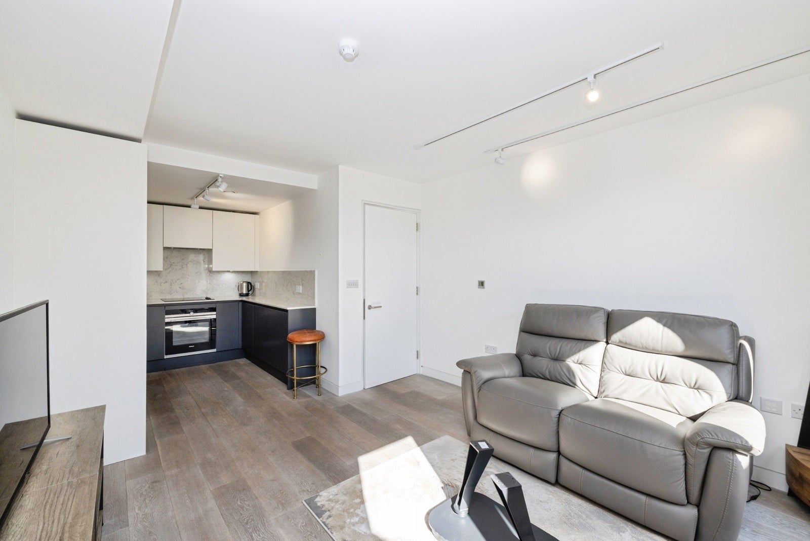 Flat Pitfield Street in Greater London