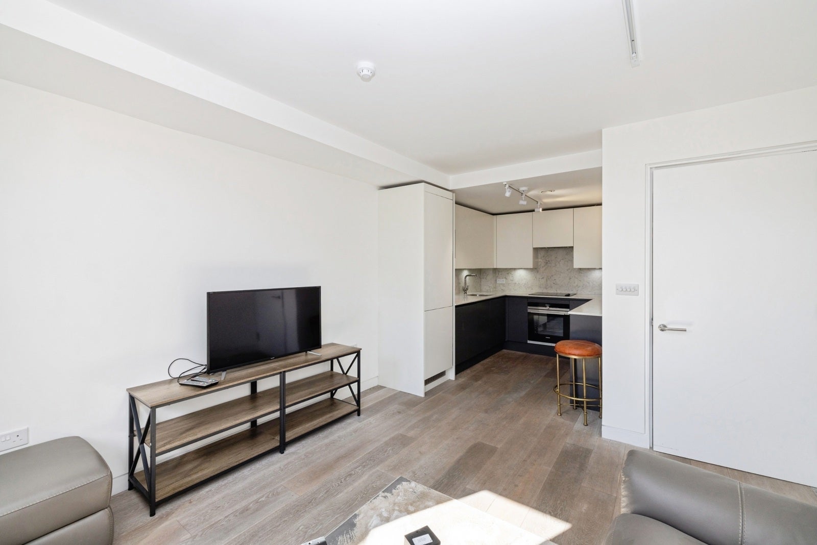 Flat Pitfield Street in Greater London