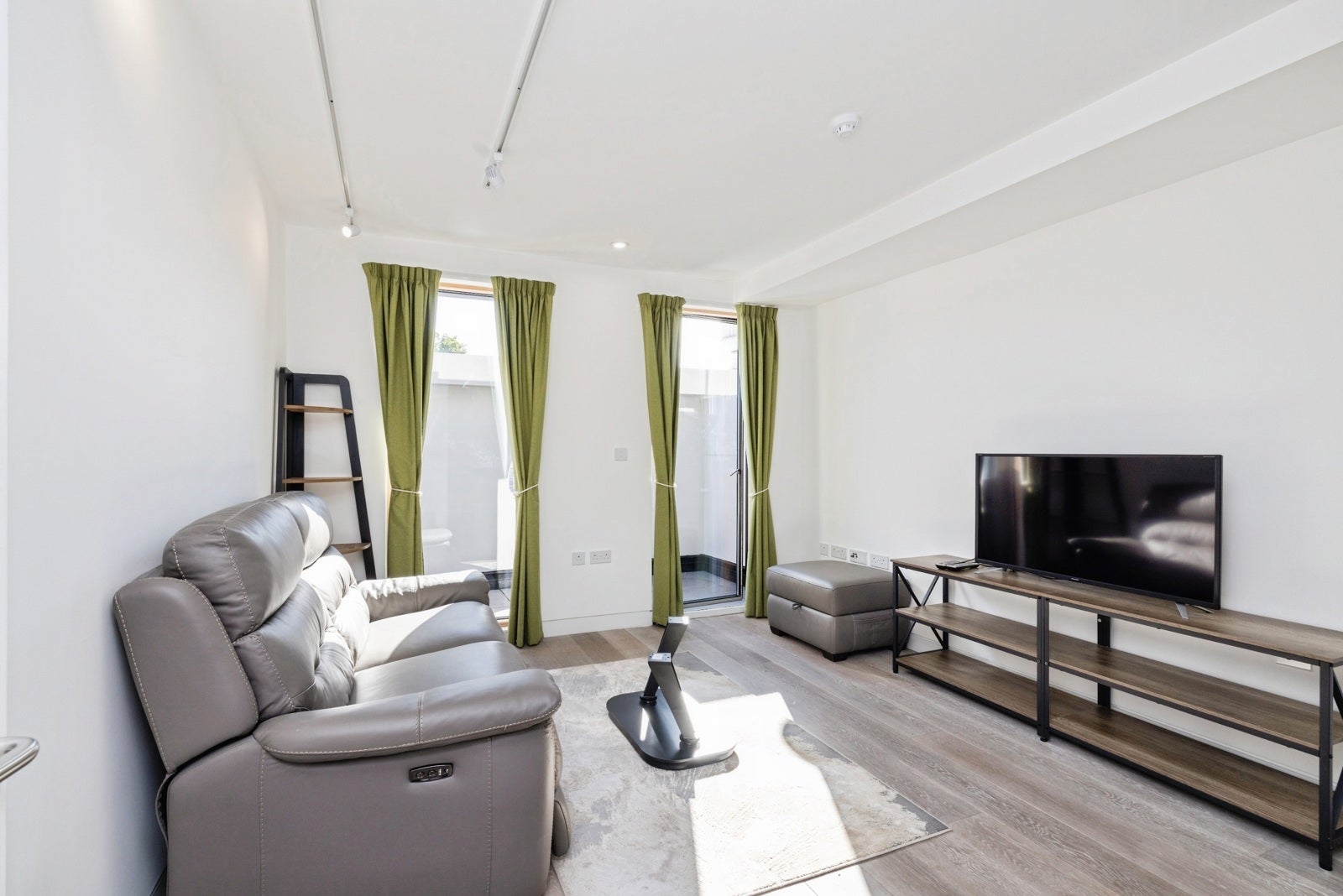 Flat Pitfield Street in Greater London