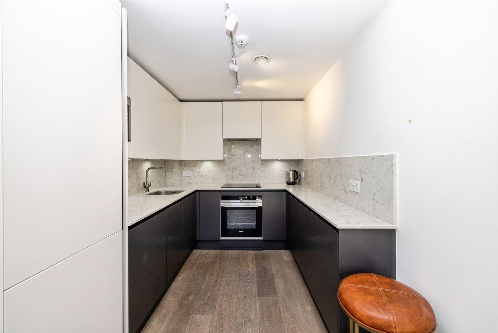 Flat Pitfield Street in Greater London