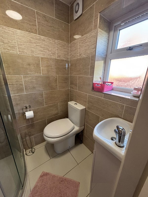 Room Selly Avenue in Birmingham