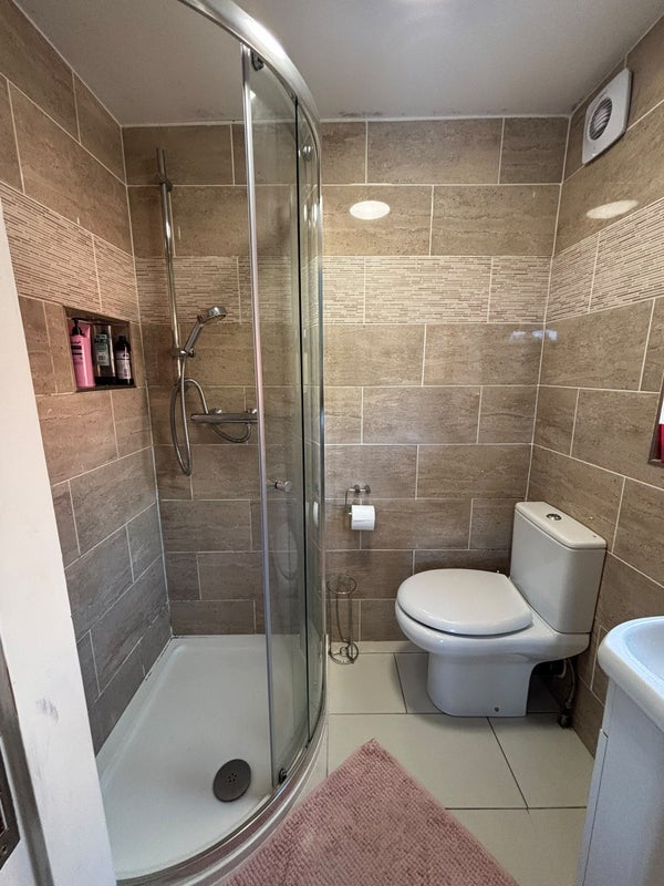 Room Selly Avenue in Birmingham