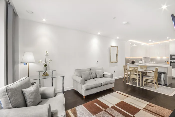 Flat Ponton Road in Greater London