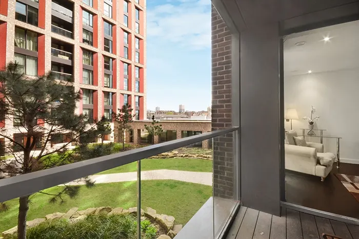 Flat Ponton Road in Greater London