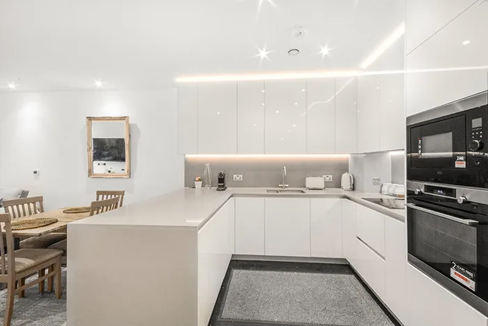 Flat Ponton Road in Greater London