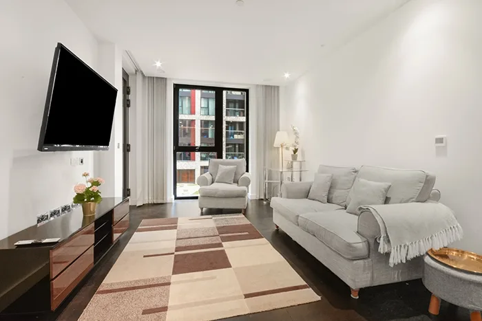 Flat Ponton Road in Greater London