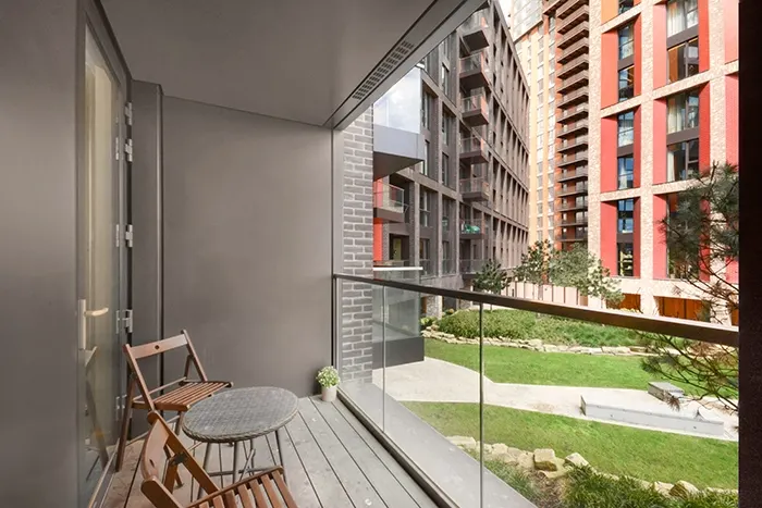 Flat Ponton Road in Greater London
