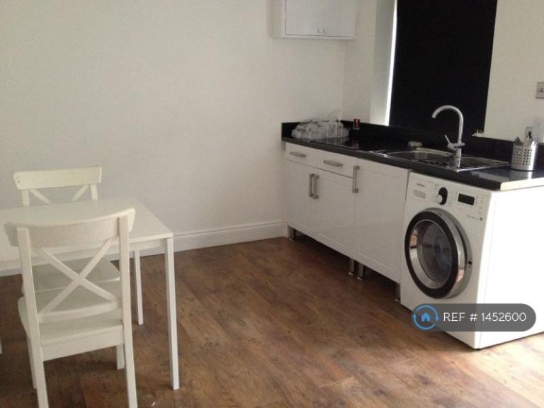 Flat Kings Drive in Greater London