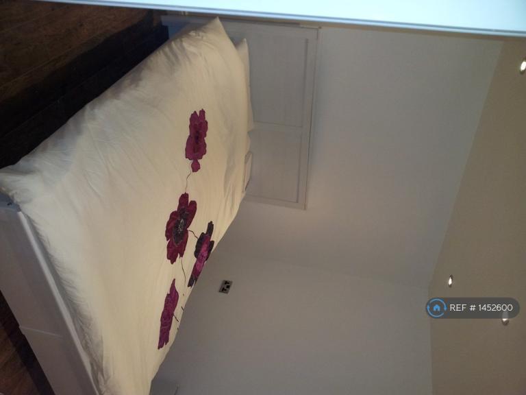 Flat Kings Drive in Greater London