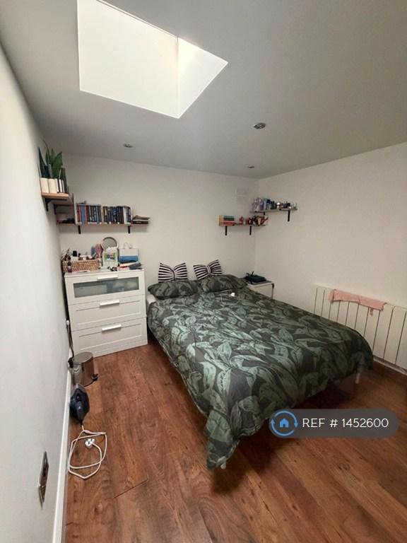 Flat Kings Drive in Greater London