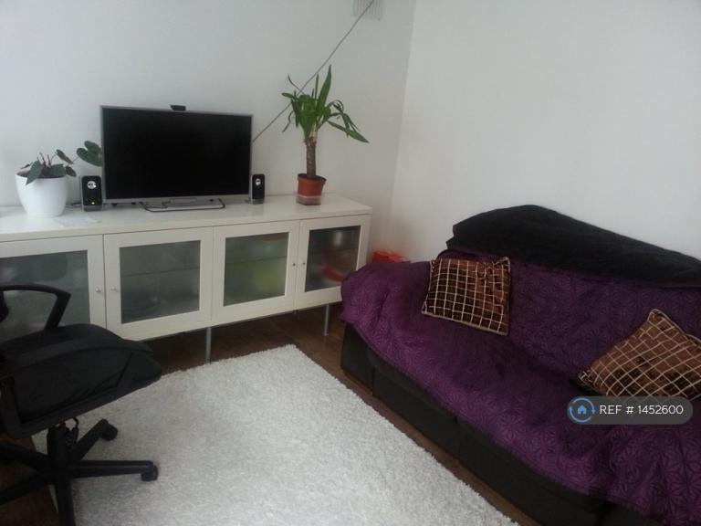 Flat Kings Drive in Greater London