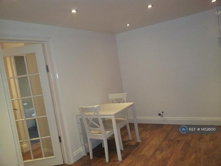 Flat Kings Drive in Greater London