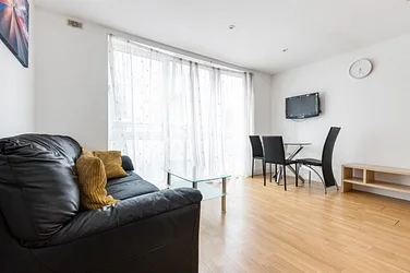 Flat Elm Crescent in Greater London