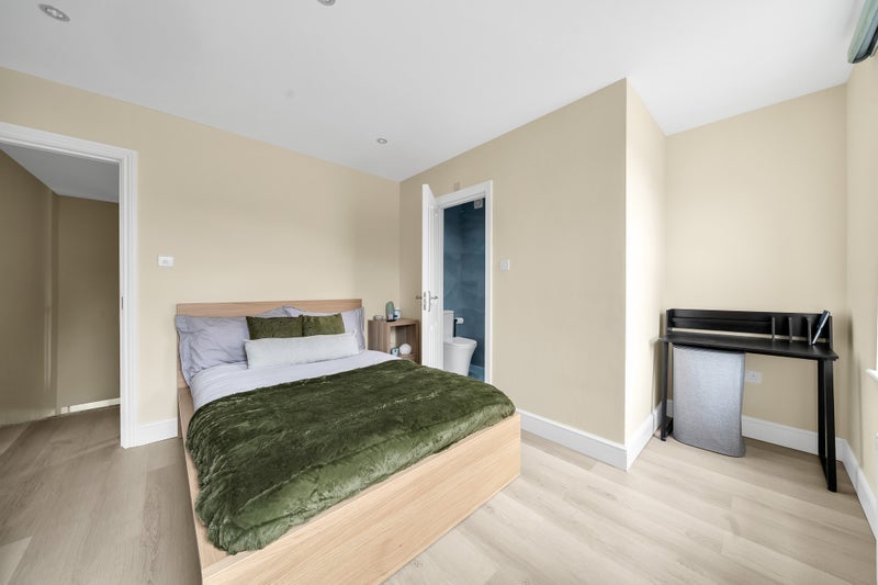 Room Trafalgar Road in Greater London