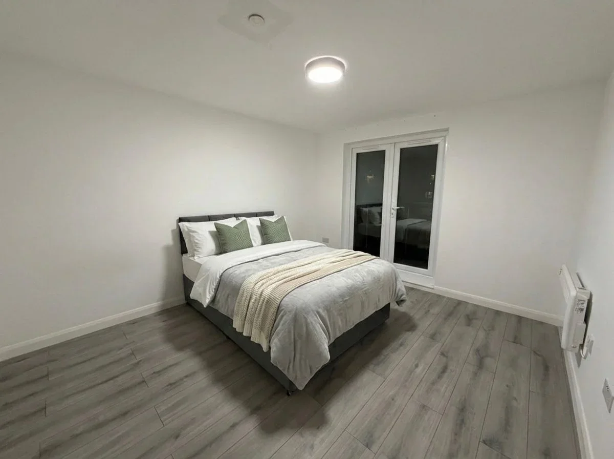 Flat Hanworth Road in Greater London