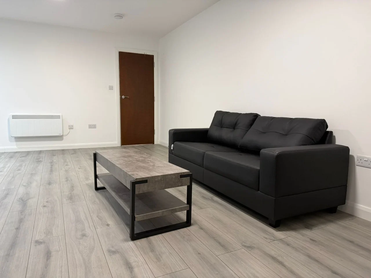 Flat Hanworth Road in Greater London