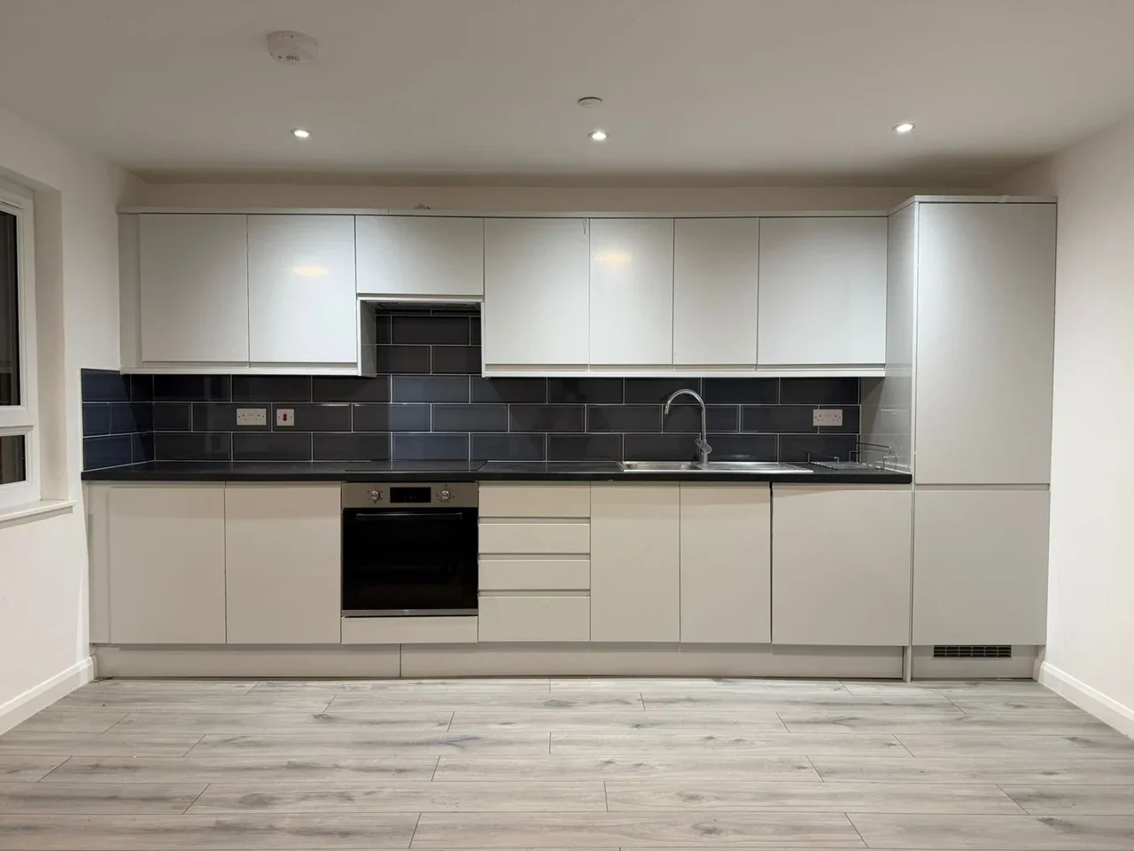 Flat Hanworth Road in Greater London