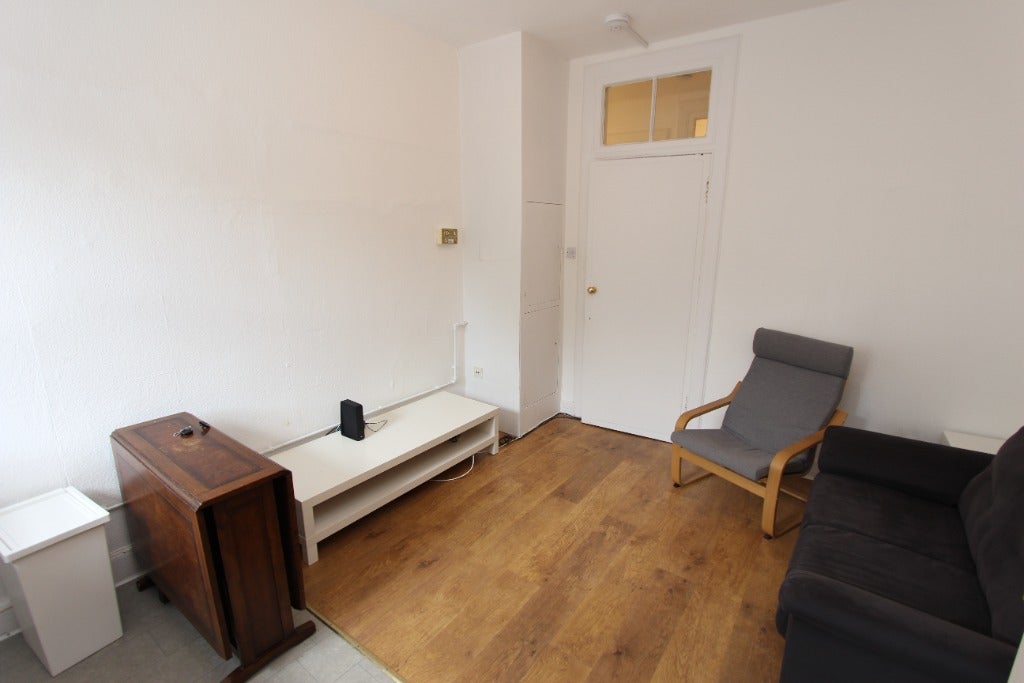Flat Caledonian Crescent in City of Edinburgh