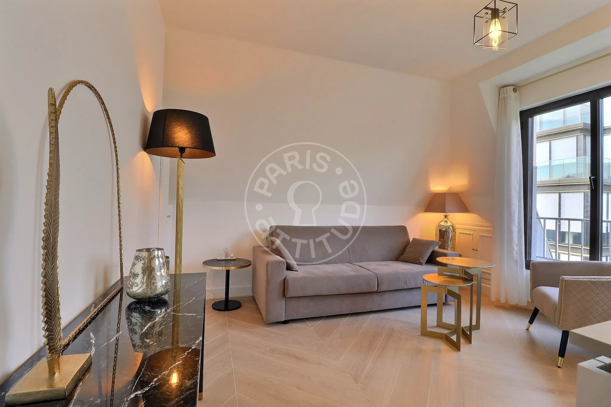Flat Passage Commun F8 in Paris