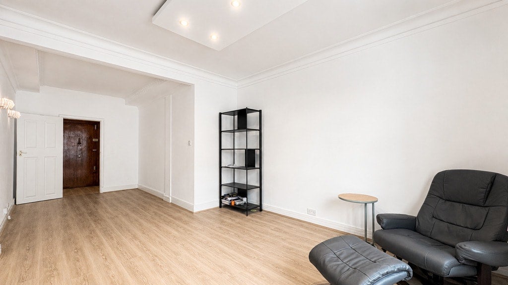 Flat Kensington High Street in Greater London