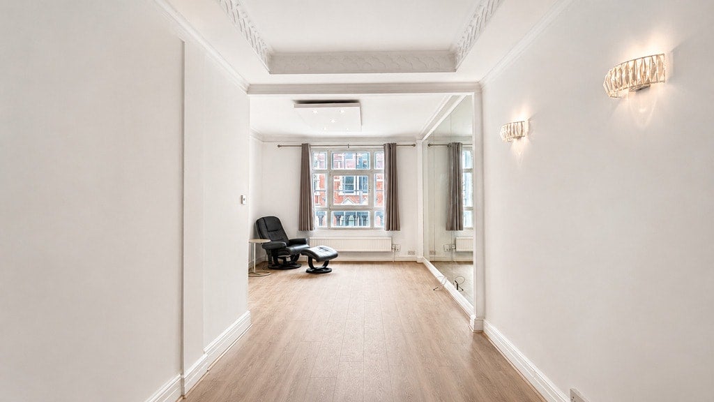 Flat Kensington High Street in Greater London