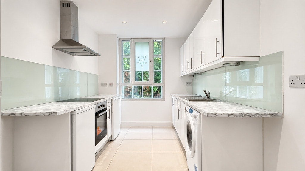 Flat Kensington High Street in Greater London
