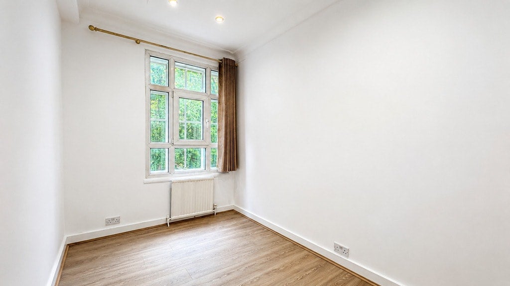 Flat Kensington High Street in Greater London