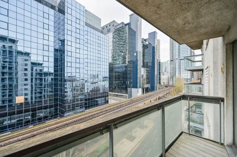 Flat Limeharbour in Greater London