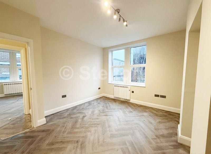 Flat High Street in Greater London