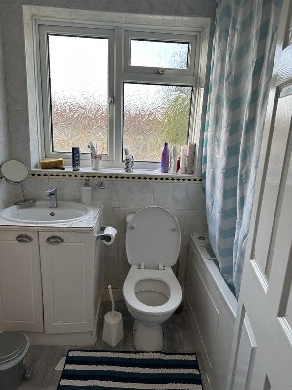 Room Moorside Road in Greater London