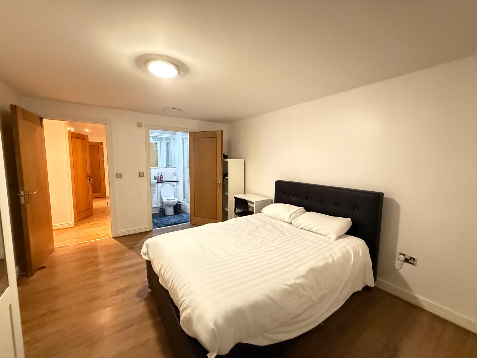 Flat Newport Avenue in Greater London