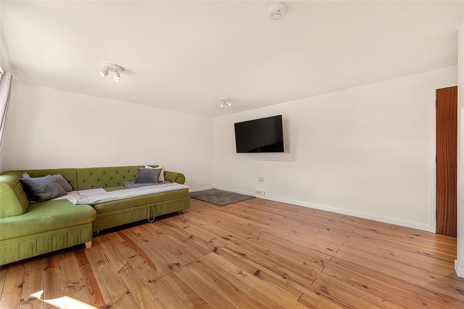 Flat Mayfield Road in Greater London