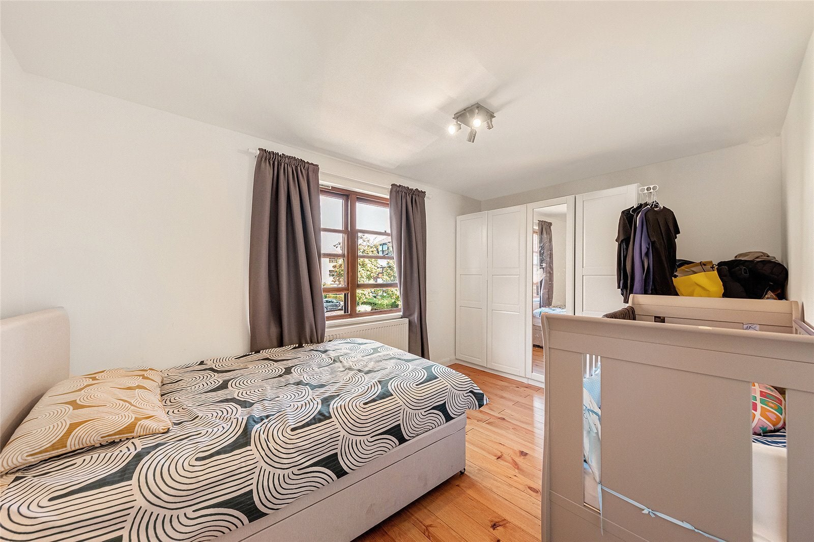 Flat Mayfield Road in Greater London