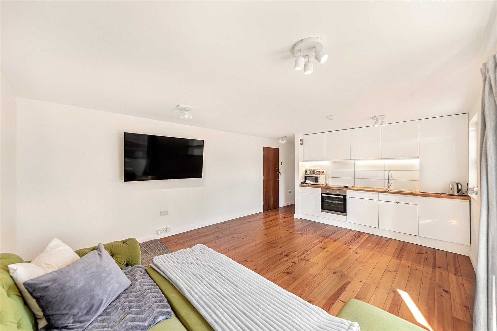 Flat Mayfield Road in Greater London